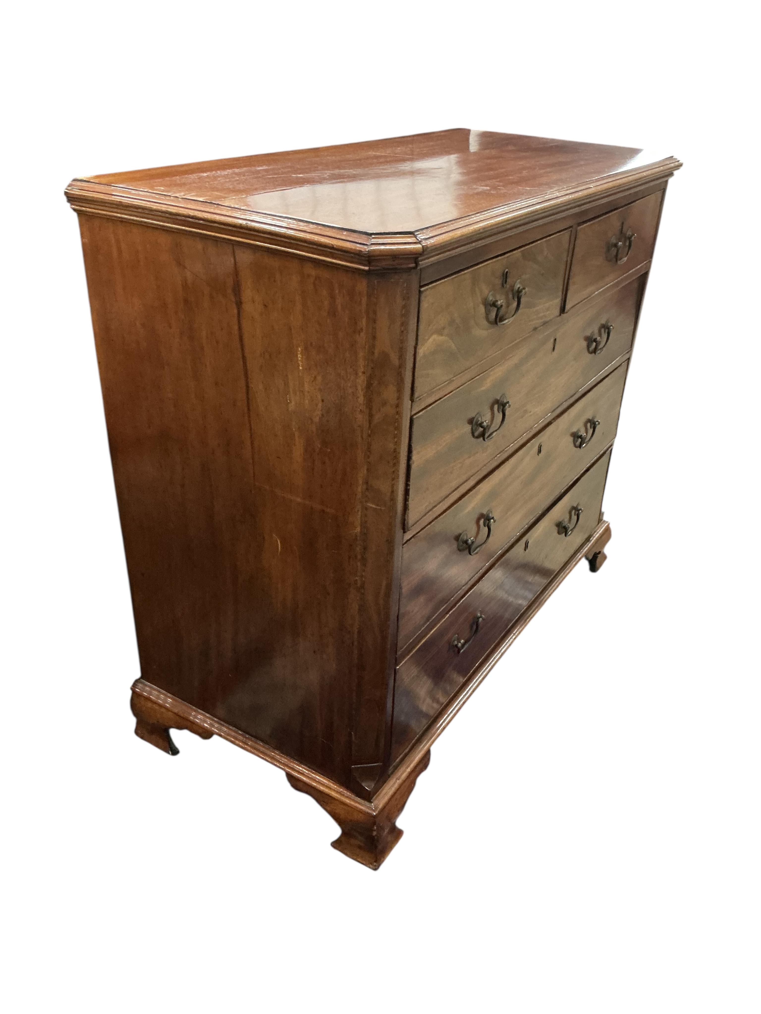 A George III mahogany chest of drawers, width 118cm, depth 55cm, height 105cm